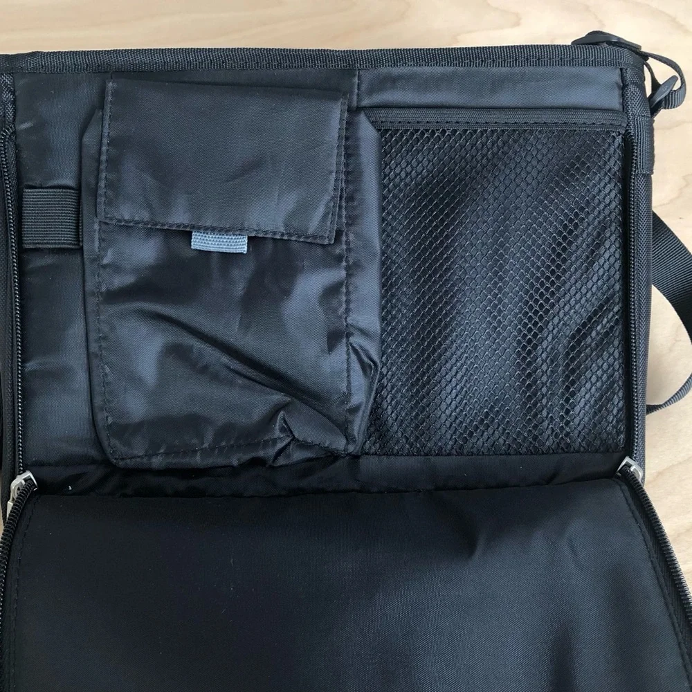 Travelon Shoulder HandBag Mens 11inX10in Adjustable Strap Black Nylon.